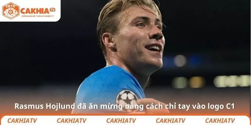 Rasmus Hojlund đã ăn mừng bằng cách chỉ tay vào logo C1